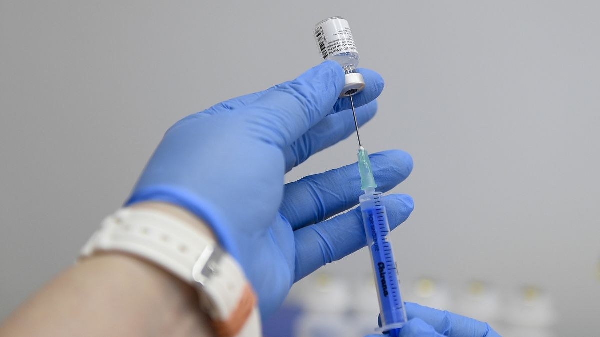 Vakcínu na zdravotním ústavu dostali i úředníci